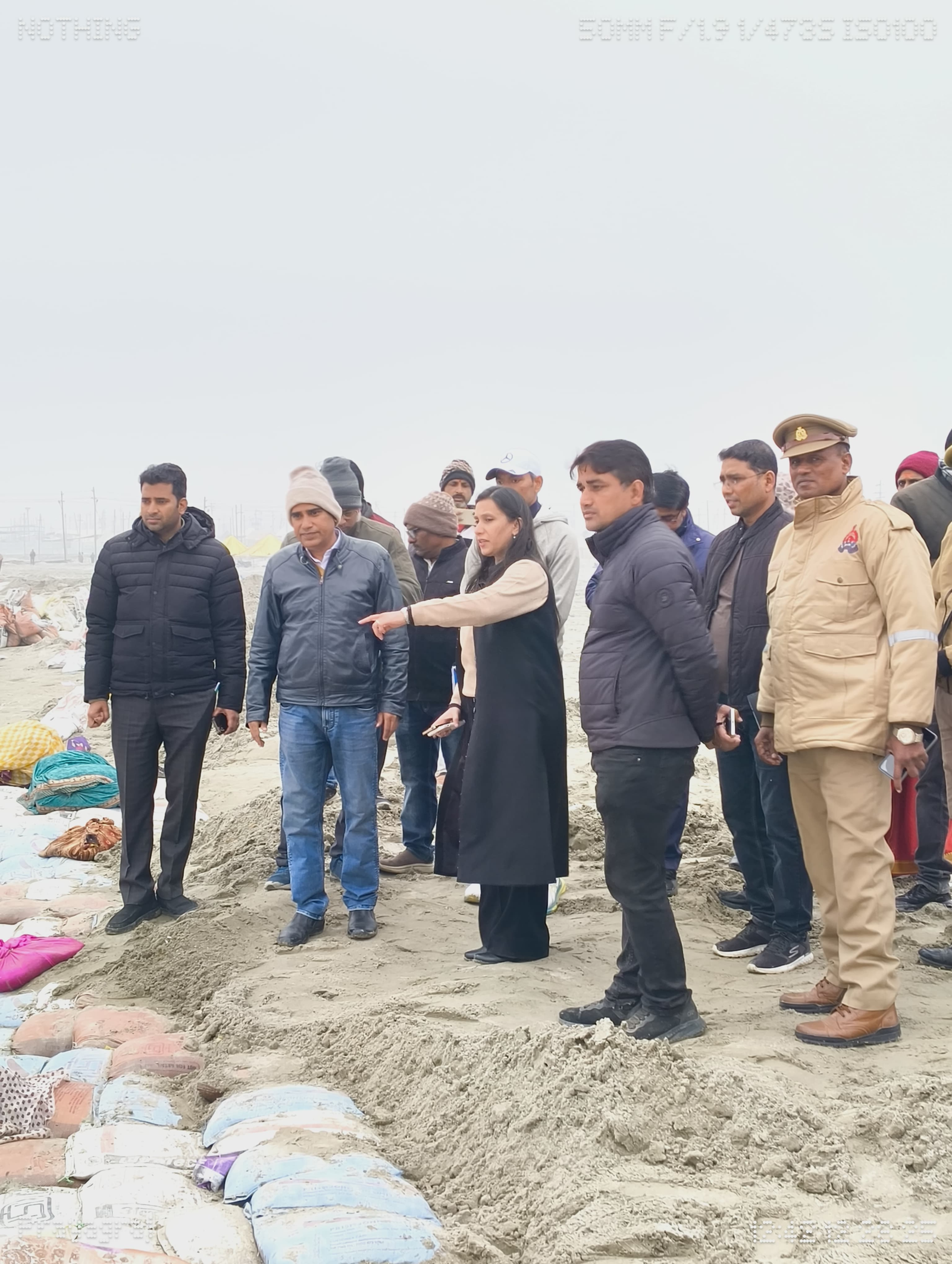 मंडलायुक्त ने माघ मेला के स्नान घाटों एवं व्यवस्थाओं का लिया जायजा 1 web.whatsapp 15 1 scaled