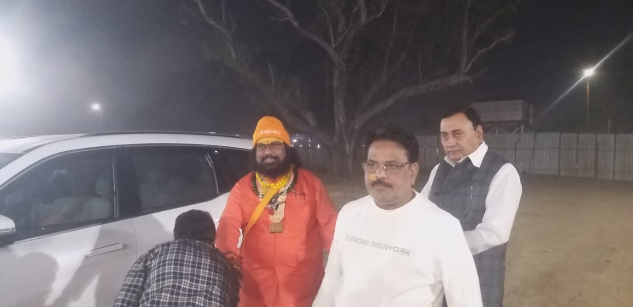 समाजसेवी कुबेर राठी के कार्यालय पहुंचे स्वामी स्वदेशानंद जी महाराज; 2 web.whatsapp 42