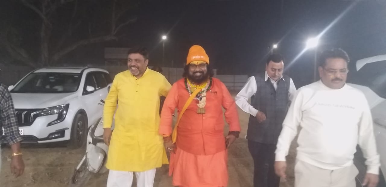 समाजसेवी कुबेर राठी के कार्यालय पहुंचे स्वामी स्वदेशानंद जी महाराज; 1 web.whatsapp 43