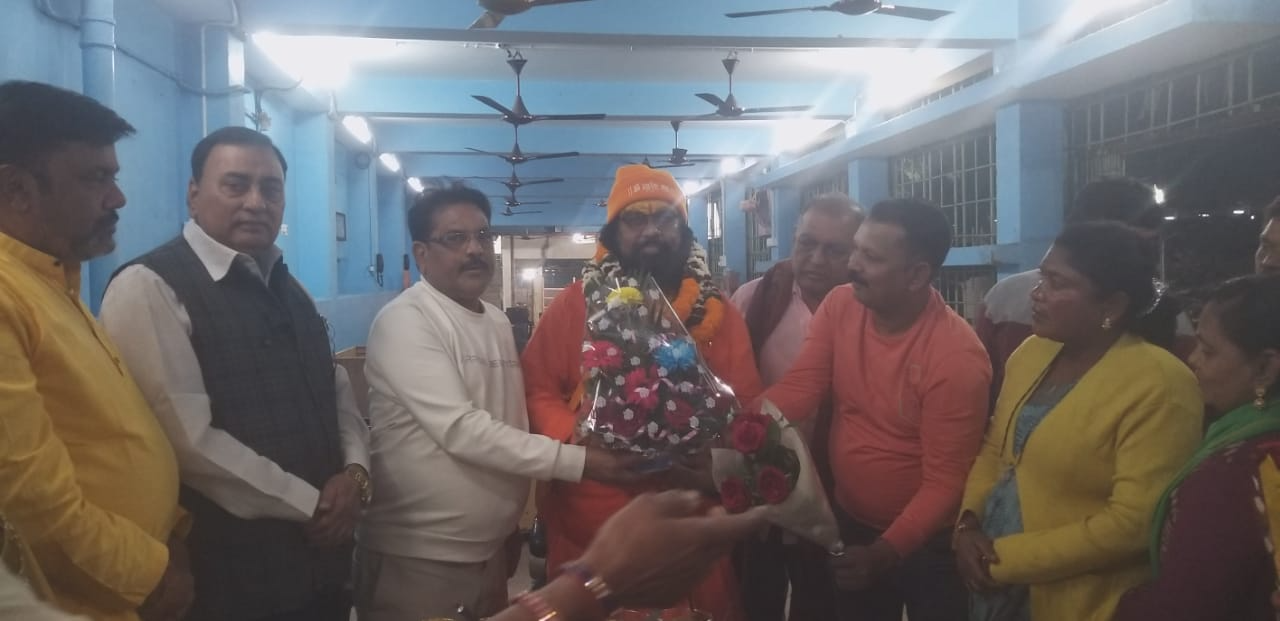 समाजसेवी कुबेर राठी के कार्यालय पहुंचे स्वामी स्वदेशानंद जी महाराज; 3 web.whatsapp 46