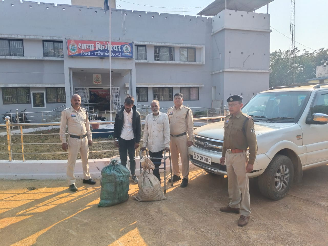 गरियाबंद SP वेदव्रत सिरमौर के नेतृत्व में बड़ी सफलता: 'ऑपरेशन निश्चय' के तहत 19 किलो गांजा जब्त, 5 गिरफ्तार 1 web.whatsapp 22