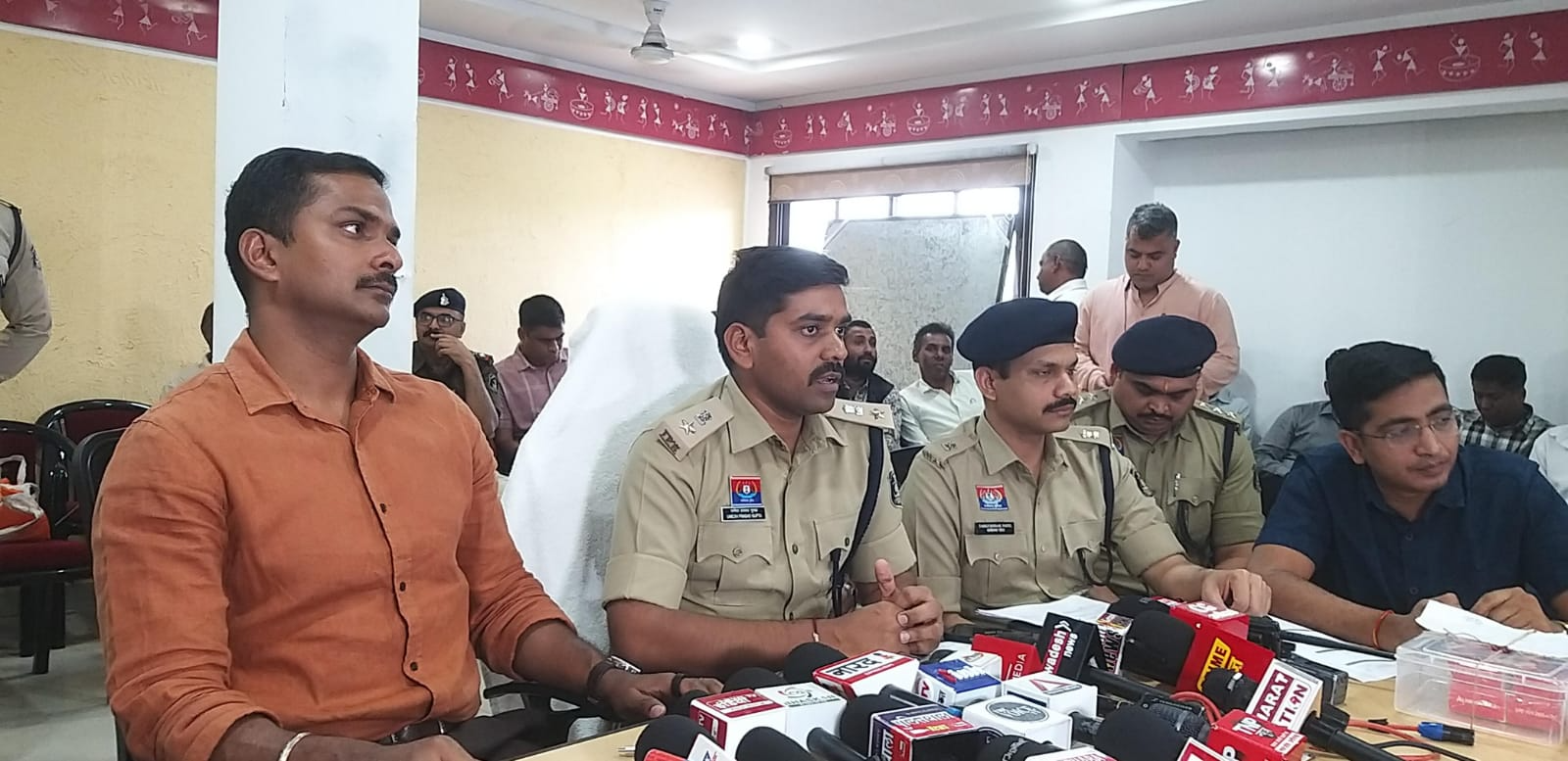 रायपुर पुलिस का बड़ा प्रहार: कालीबाड़ी के 'नशे के साम्राज्य' का अंत, कुख्यात हिस्ट्रीशीटर मुकेश बनिया और उसका भाई गिरफ्तार 1 web.whatsapp 2026 02 26T162306.298
