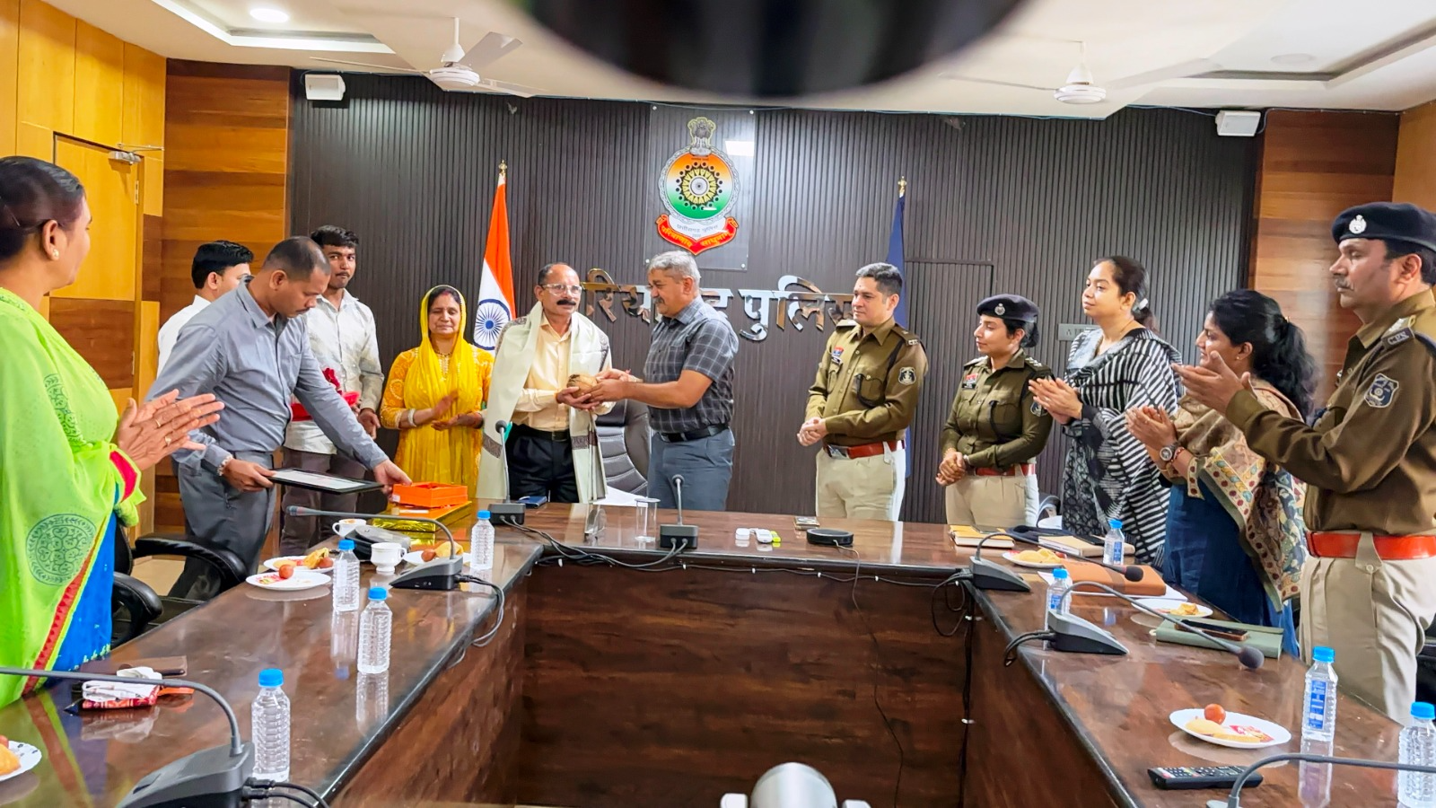 गरियाबं पुलिस परिवार के द्वारा सेवानिवृत्त श्री गोपाल राम साहू जी सहायक उप निरीक्षक को ससम्मान दी गई विदाई। 1 web.whatsapp 2026 02 28T153105.419