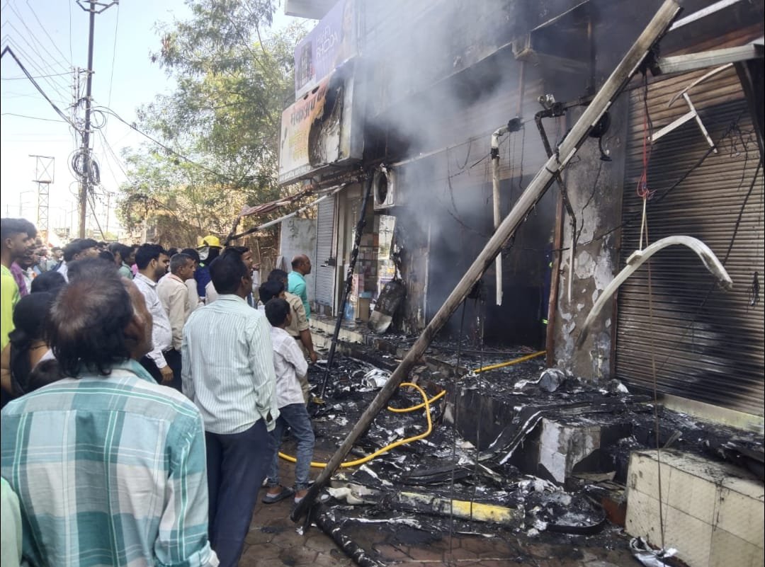 बिलासपुर प्रताप चौक में आग का कहर: साक्षी फैशन शोरूम पूरी तरह जलकर खाक 2 WhatsApp Image 2026 03 22 at 12.30.32 1