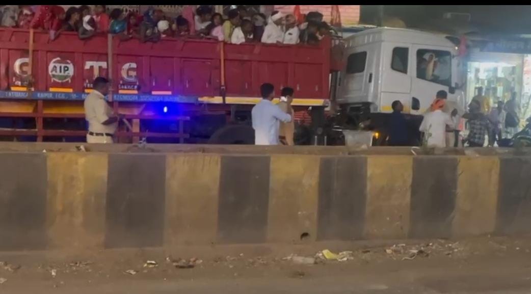 खरोरा पुलिस की बड़ी कार्रवाई: 250 श्रद्धालुओं की जान जोखिम में डालकर दौड़ रहे ट्रेलर को पकड़ा, मानवीय चेहरा दिखाते हुए यात्रियों को सुरक्षित घर भेजा 1 WhatsApp Image 2026 03 22 at 13.24.26