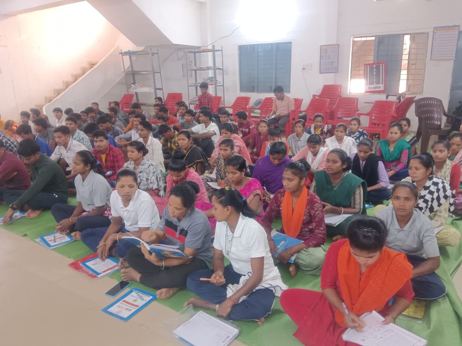 बीजापुर में हिंसा का रास्ता छोड़ थामी कलम, 85 आत्मसमर्पित माओवादियों ने दी साक्षरता परीक्षा 3 WhatsApp Image 2026 03 22 at 17.24.14 1