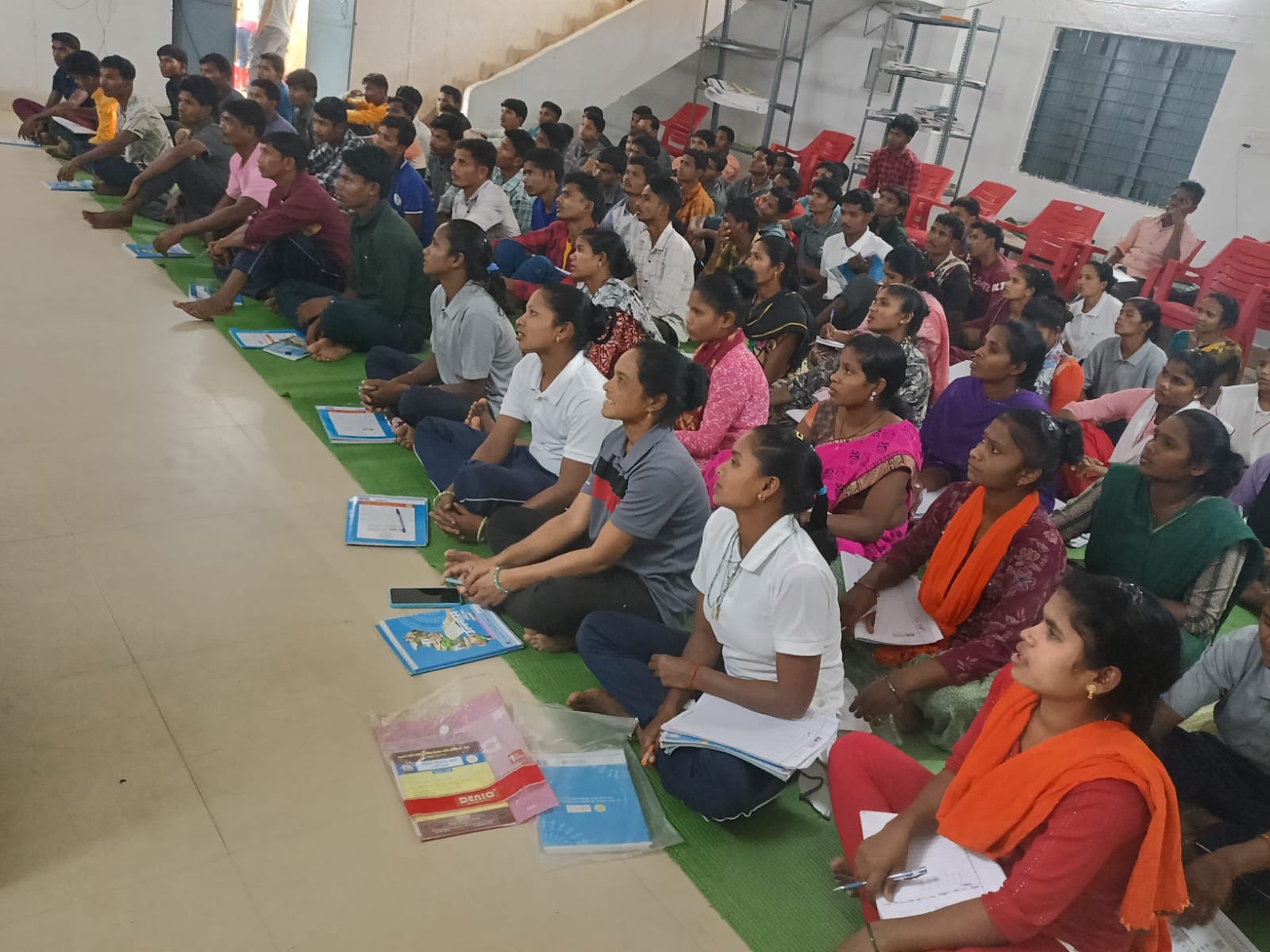 बीजापुर में हिंसा का रास्ता छोड़ थामी कलम, 85 आत्मसमर्पित माओवादियों ने दी साक्षरता परीक्षा 2 WhatsApp Image 2026 03 22 at 17.24.15 1