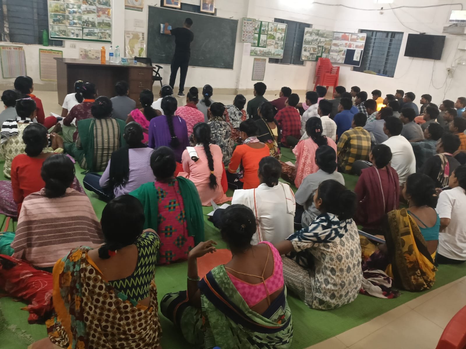 बीजापुर में हिंसा का रास्ता छोड़ थामी कलम, 85 आत्मसमर्पित माओवादियों ने दी साक्षरता परीक्षा 1 WhatsApp Image 2026 03 22 at 17.24.15