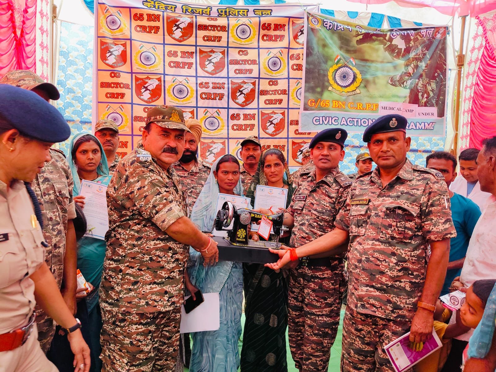 चौकी बिन्द्रानवागढ़ जिला गरियाबंद के अंतर्गत जी/65 बटालियन सी.आर.पी.एफ. के द्वारा सिविक एक्शन का किया गया आयोजन। 2 WhatsApp Image 2026 03 26 at 09.58.01