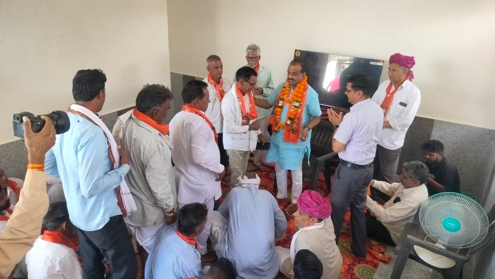 हिंगोनिया में विधायक शत्रुघ्न गौतम ने प्रधानमंत्री की मन की बात लाइव कार्यक्रम कार्यकर्ताओं की बीच देखा 1 WhatsApp Image 2026 03 29 at 13.28.11