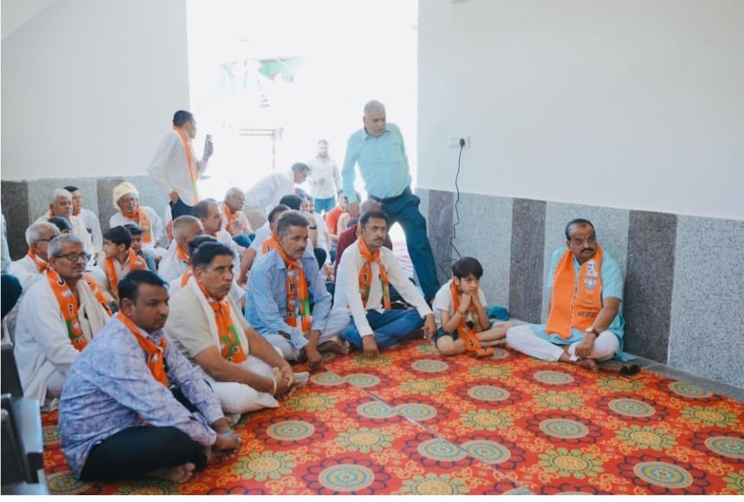 हिंगोनिया में विधायक शत्रुघ्न गौतम ने प्रधानमंत्री की मन की बात लाइव कार्यक्रम कार्यकर्ताओं की बीच देखा 2 WhatsApp Image 2026 03 29 at 13.31.06