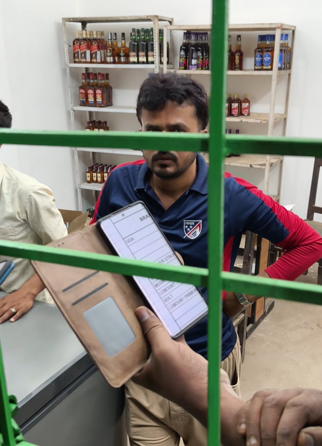 नए शराब ठेके के साथ ही 'लूट' का खेल शुरू 1 WhatsApp Image 2026 04 03 at 21.22.06 1