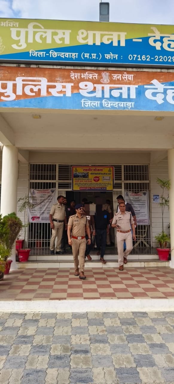 छिंदवाड़ा देहात थाना कार्यवाही: सराफा व्यवसायी लूटकांड का खुलासा,4आरोपी गिरफ्तार,5.25 लाख के जेवर बरामद 1 WhatsApp Image 2026 04 04 at 17.16.28