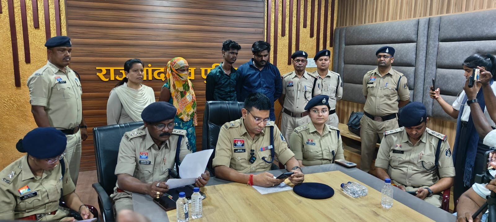 बसंतपुर पुलिस की बड़ी कार्रवाई: अंतर्राज्यीय गांजा तस्कर गिरोह का भंडाफोड़, महिला समेत तीन गिरफ्तार 1 WhatsApp Image 2026 04 04 at 17.53.02