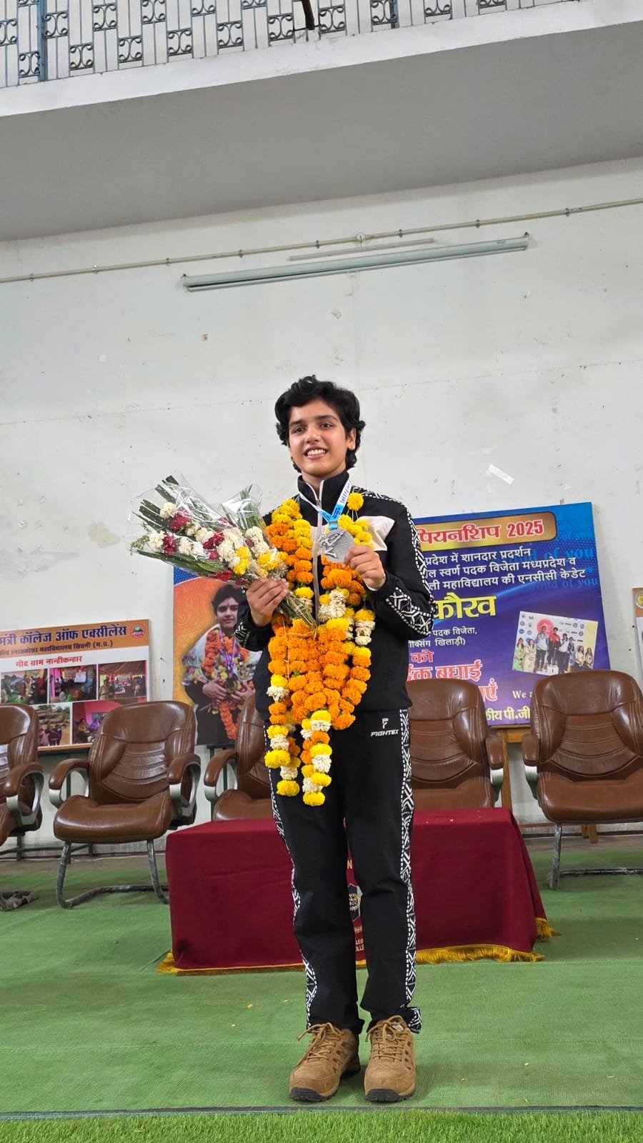 सिवनी की बेटी अनुप्रिया कौरव ने राष्ट्रीय स्तर पर जीता सिल्वर मेडल, महाविद्यालय में हुआ सम्मान 1 WhatsApp Image 2026 04 05 at 12.18.53