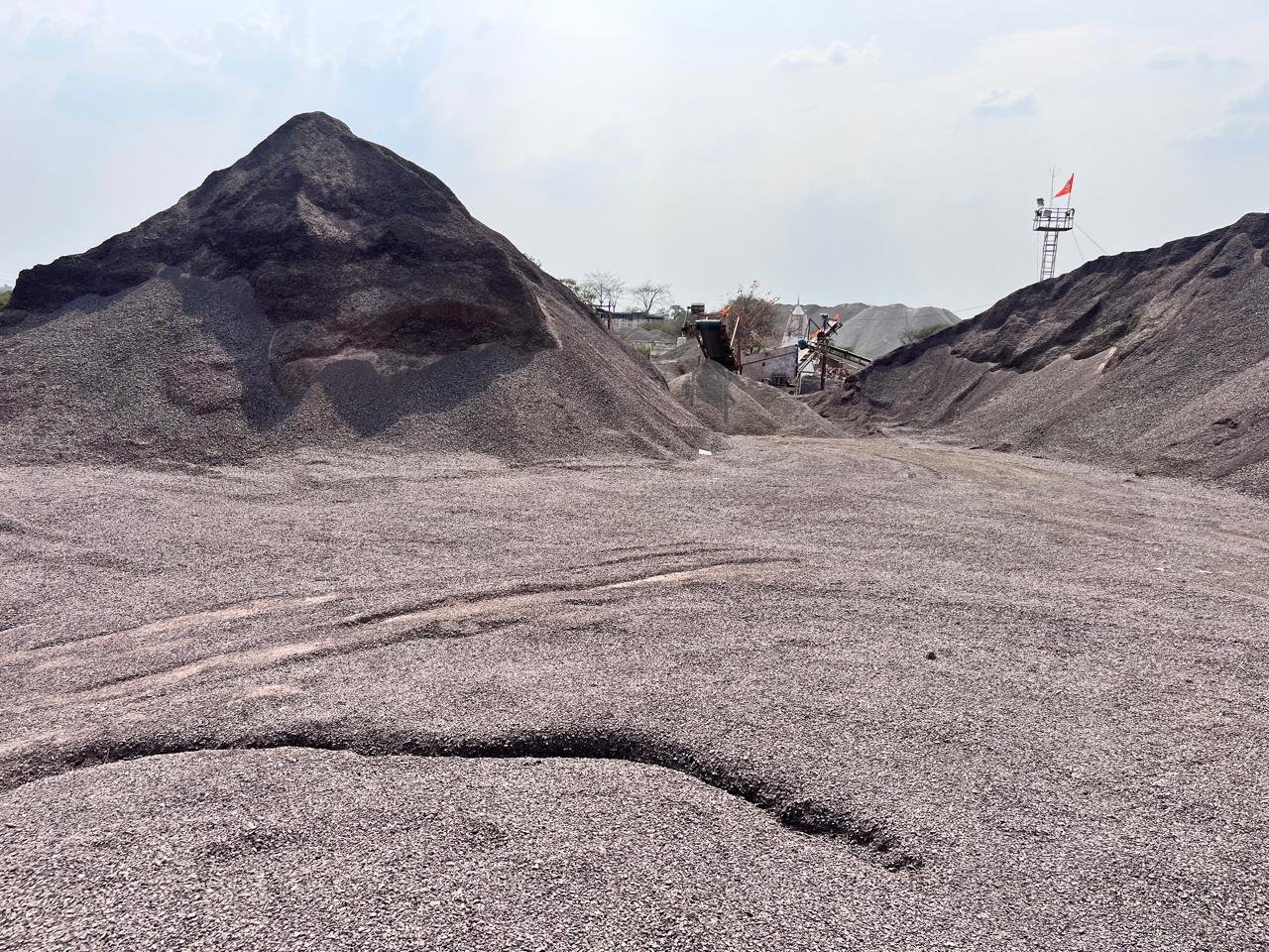 रायपुर कलेक्ट्रेट खनिज विभाग की गिट्टी खदानो पर बड़ी कार्रवाई क्रेशर सील 1 WhatsApp Image 2026 04 06 at 11.40.48 1