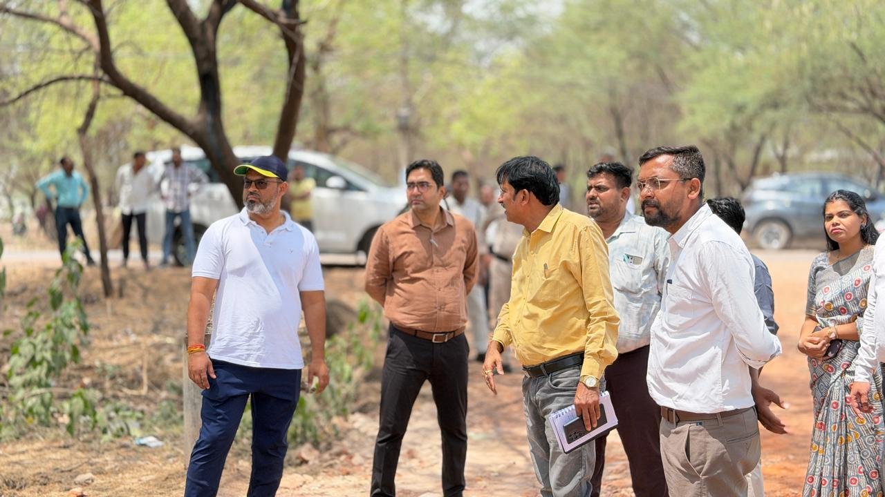 कलेक्टर ने नगर पालिका मुंगेली में विकास कार्यों का निरीक्षण कर प्रगति का लिया जायजा 3 WhatsApp Image 2026 04 09 at 17.58.47 1