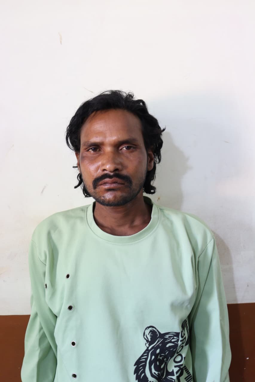 महिला की जघन्य हत्या और दुष्कर्म का आरोपी गिरफ्तार: अवैध संबंध के संदेह में की थी वारदात, 35 हजार का इनाम था घोषित 2 WhatsApp Image 2026 04 11 at 14.19.00