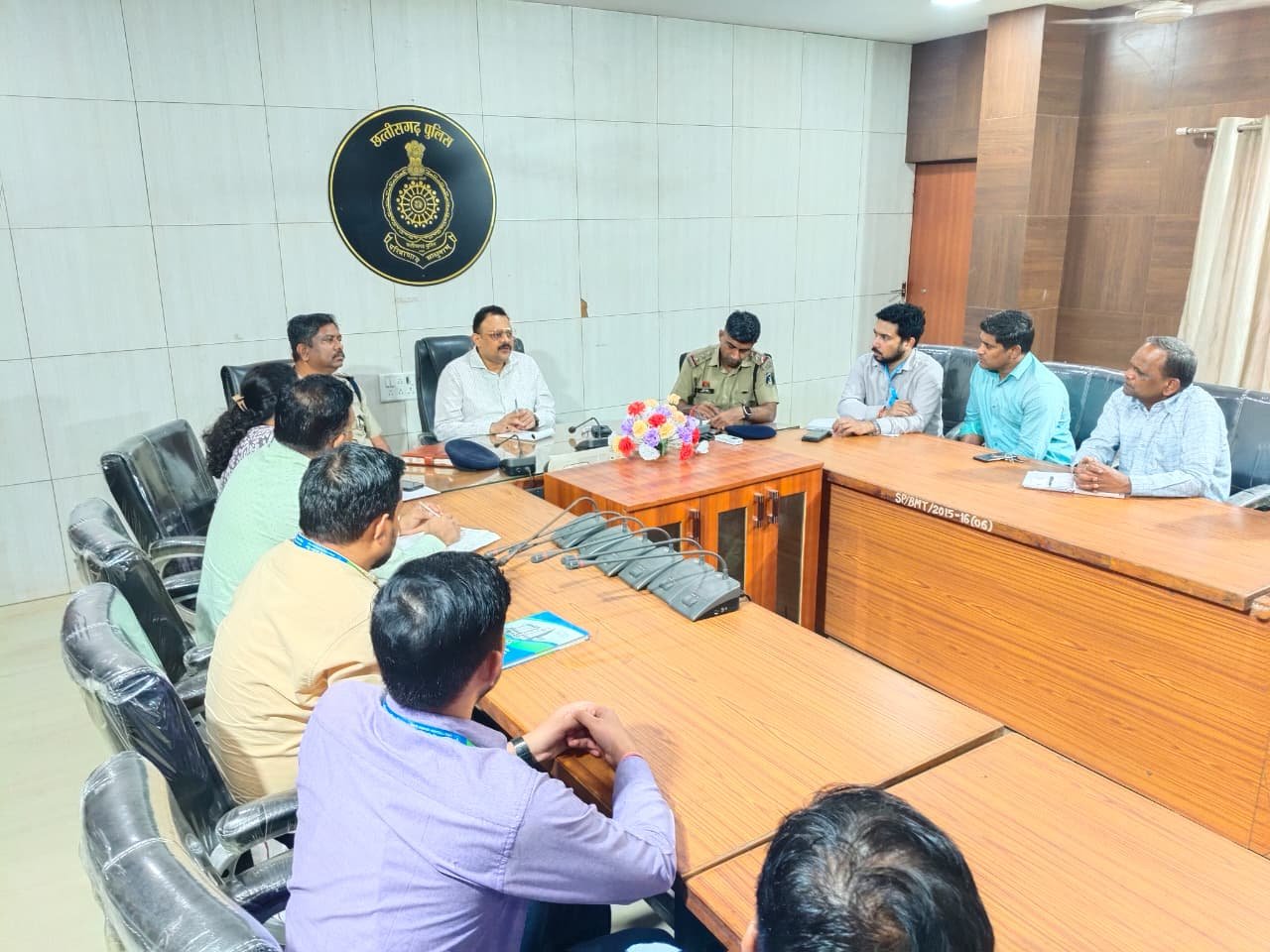 • पुलिस उप महानिरीक्षक (DIG) श्री रामकृष्ण साहू (IPS) के निर्देशन पर एएसपी श्री हरीश कुमार यादव ने ली साइबर अपराध की रोकथाम एवं सुरक्षा व्यवस्था को दृष्टिगत रखते हुए शहर के बैंक शाखा प्रबंधकों की बैठक। 1 WhatsApp Image 2026 04 16 at 18.22.24