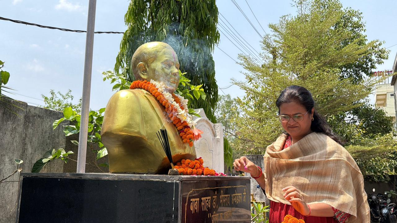 डॉ. अंबेडकर जयंती : कलेक्टर ने डॉ. अंबेडकर की प्रतिमा पर किया माल्यार्पण, समानता और न्याय का दिया संदेश 1 web.whatsapp 10