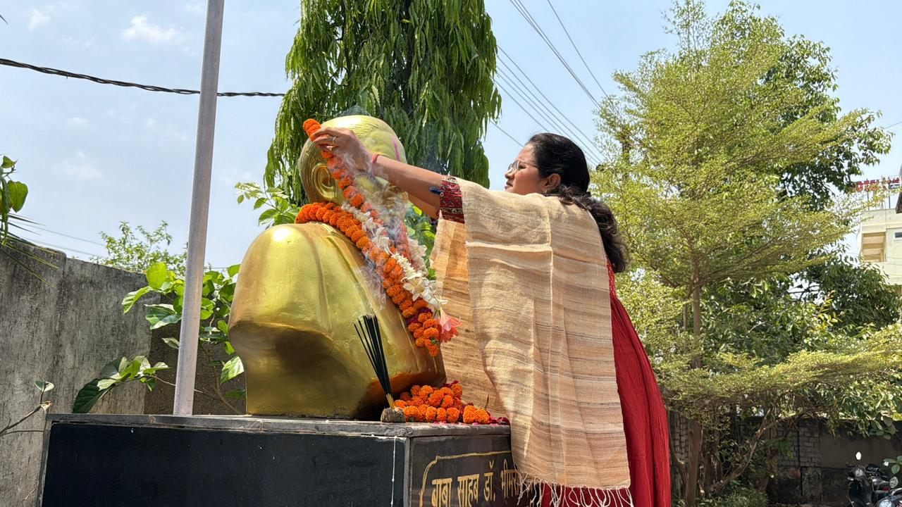 डॉ. अंबेडकर जयंती : कलेक्टर ने डॉ. अंबेडकर की प्रतिमा पर किया माल्यार्पण, समानता और न्याय का दिया संदेश 2 web.whatsapp 11