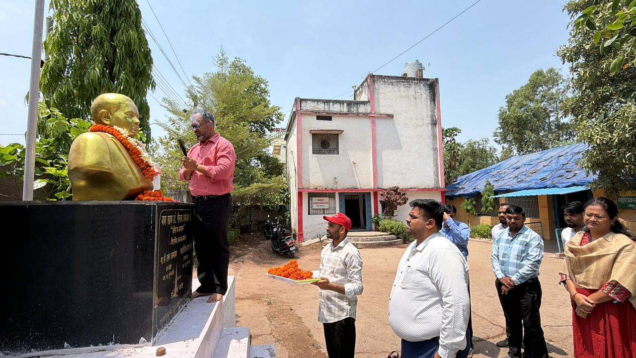 डॉ. अंबेडकर जयंती : कलेक्टर ने डॉ. अंबेडकर की प्रतिमा पर किया माल्यार्पण, समानता और न्याय का दिया संदेश 3 web.whatsapp 5 1