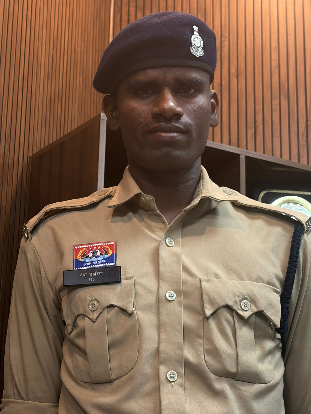 ईंट भट्ठे की मजदूरी से खाकी तक: तुषार गाँव के देवा डहरिया ने पेश की मिसाल 1 web.whatsapp