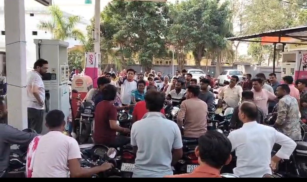 गरियाबंद में पेट्रोल-डीजल संकट गहराया, घंटों लाइन में खड़े रहने को मजबूर लोग 1 WhatsApp Image 2026 05 15 at 10.36.53