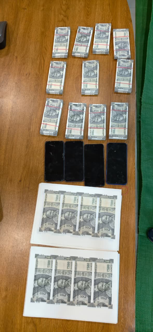 गरियाबंद पुलिस द्वारा 04 लाख 50 रूपये के हीरों के साथ तीन हीरा तस्करों को किया गया गिरफ्तार। 1 WhatsApp Image 2026 05 15 at 18.32.51