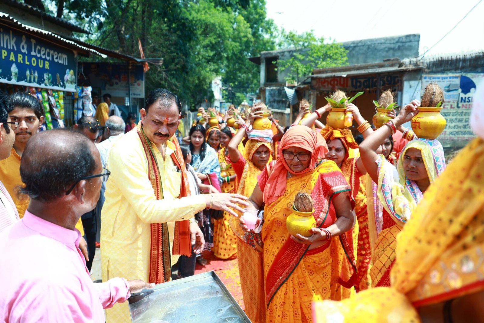 सरगुजा संभाग की सबसे भव्य कलश यात्रा: 10 हजार मातृशक्तियों ने उठाया कलश, जय श्रीराम के नारों से गूंजा चिरमिरी 2 WhatsApp Image 2026 05 17 at 14.39.35 scaled