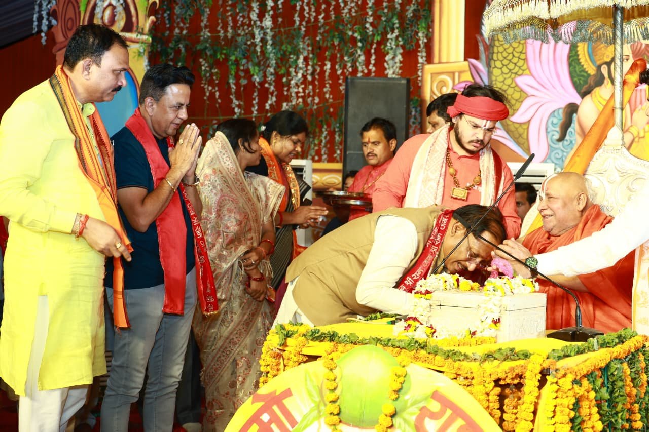 चिरमिरी में राममय हुआ वातावरण, मुख्यमंत्री विष्णु देव साय ने श्रीराम कथा में लिया आशीर्वाद 1 WhatsApp Image 2026 05 22 at 16.40.00 1