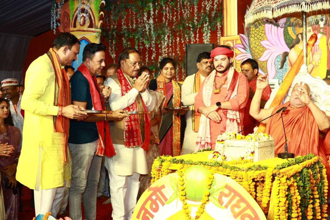 चिरमिरी में राममय हुआ वातावरण, मुख्यमंत्री विष्णु देव साय ने श्रीराम कथा में लिया आशीर्वाद 3 WhatsApp Image 2026 05 22 at 16.40.01