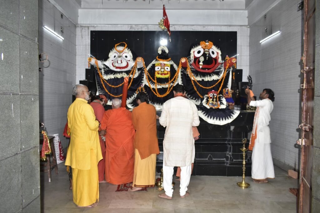 चिरमिरी के श्री श्री जगन्नाथ स्वामी मंदिर पहुंचे जगद्गुरु श्री रामभद्राचार्य जी महाराज पूजा-अर्चना कर लिया आशीर्वाद 1 WhatsApp Image 2026 05 23 at 15.22.52