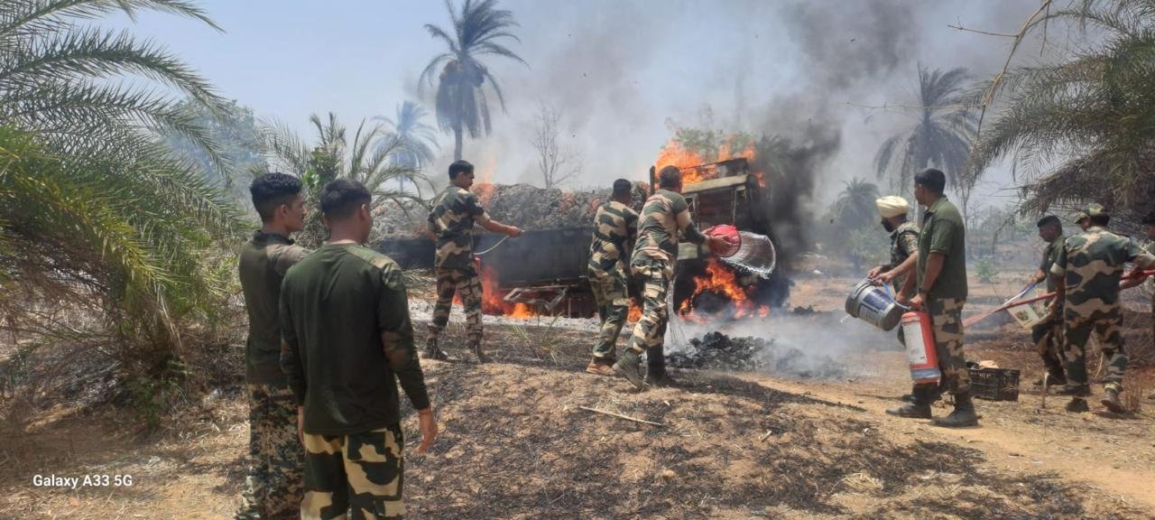 कांकेर पुलिस और बीएसएफ की मुस्तैदी से टला बड़ा हादसा, तेंदूपत्ता ट्रक में लगी आग पर पाया काबू 1 WhatsApp Image 2026 05 23 at 15.34.47