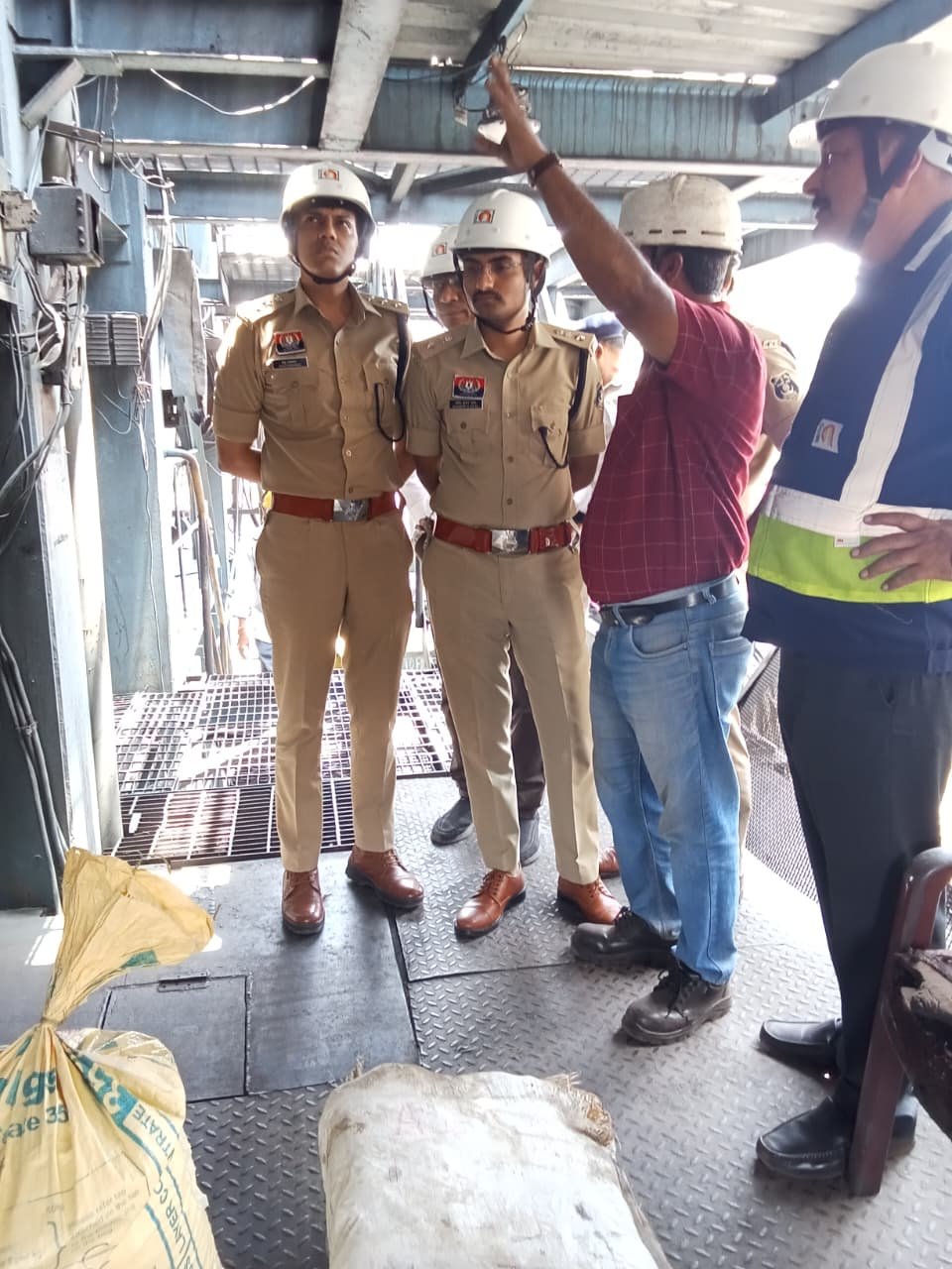 नशीली दवाओं पर रायपुर पुलिस का बड़ा एक्शन: पश्चिम जोन के विभिन्न थानों से जप्त भारी मात्रा में मादक पदार्थ भट्ठी में जलाकर किए गए नष्ट 1 WhatsApp Image 2026 05 23 at 16.17.46