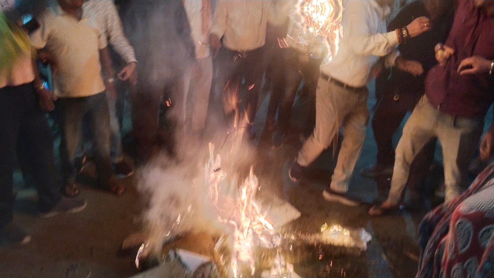 *जगद्गुरु के अपमान के विरोध में सनातनियों का फूटा आक्रोश, फूंका चरणदास महंत का पुतला* 2 WhatsApp Image 2026 05 29 at 09.54.31 1 1