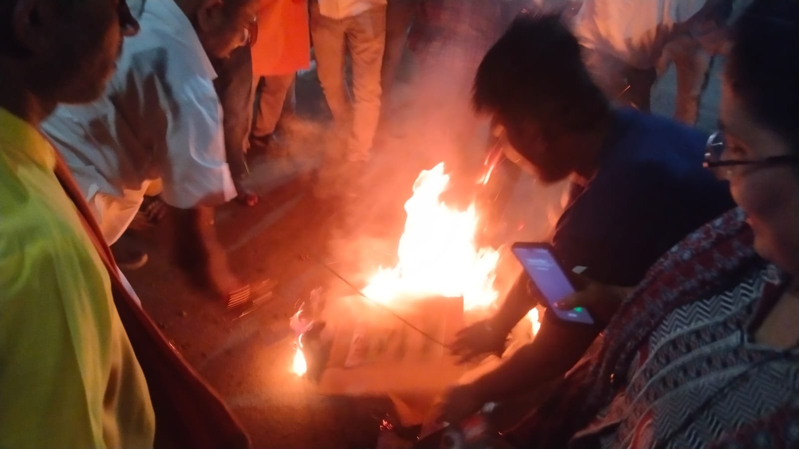 *जगद्गुरु के अपमान के विरोध में सनातनियों का फूटा आक्रोश, फूंका चरणदास महंत का पुतला* 3 WhatsApp Image 2026 05 29 at 09.54.32