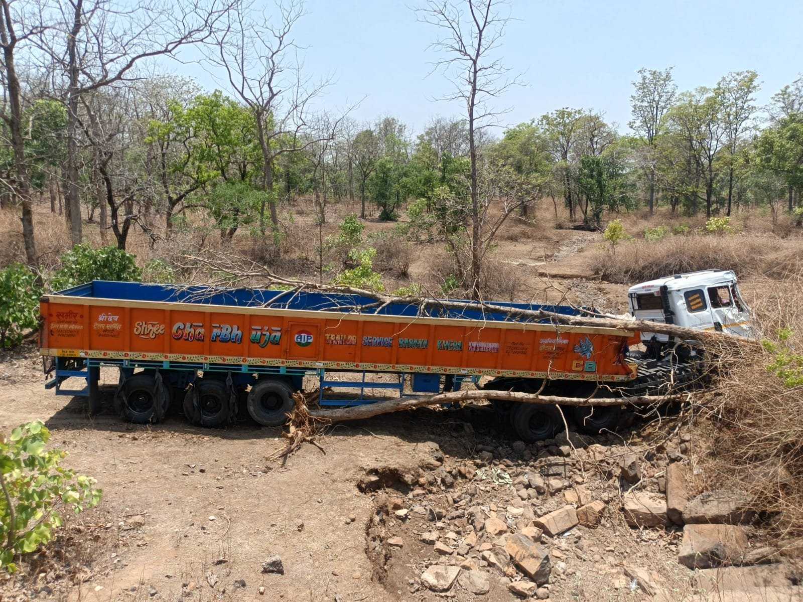 *रायपुर जबलपुर राष्ट्रीय राजमार्ग इन दिनो बन गया है दुर्घटनाओं का मुख्य केंद्र* 2 WhatsApp Image 2026 05 30 at 14.24.49