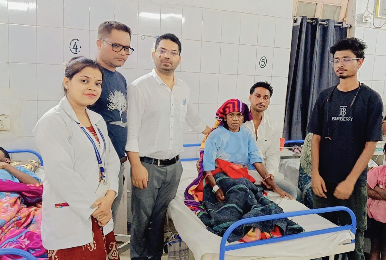 *चिकित्सकों की दक्षता ने बचाई 67 वर्षीय महिला ब 22 वर्षीय युवक की जान, भाई की सलाह पर महिला को गंभीर हालत में मनेंद्रगढ़ लाए थे परिजन* 1 WhatsApp Image 2026 05 31 at 15.57.31