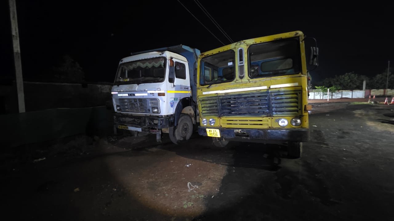 *रेत के अवैध परिवहन में लिप्त तीन भारी वाहन जब्त* 2 WhatsApp Image 2026 06 06 at 18.21.01 1