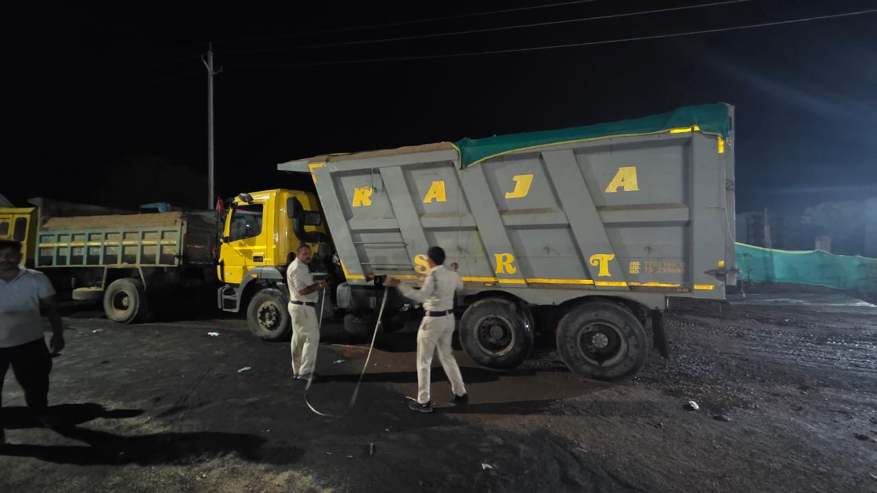 *रेत के अवैध परिवहन में लिप्त तीन भारी वाहन जब्त* 1 WhatsApp Image 2026 06 06 at 18.21.01