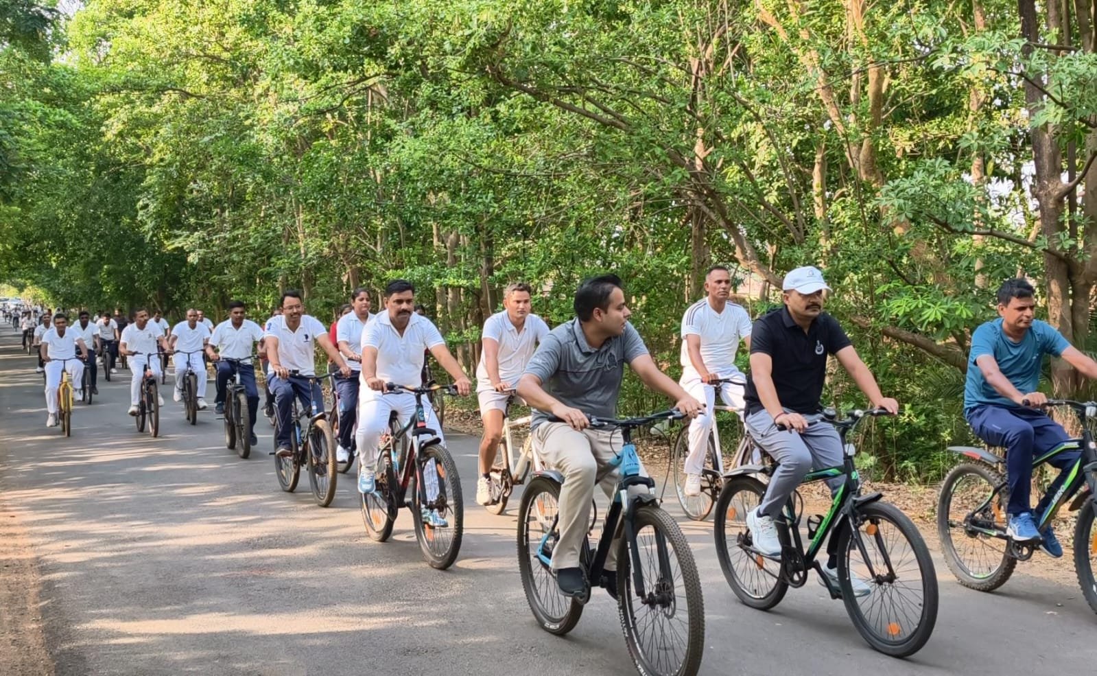 धमतरी पुलिस की अनूठी पहल: ‘Sunday On Cycle’ रैली निकाल कर दिया सेहत और पर्यावरण संरक्षण का संदेश 1 WhatsApp Image 2026 06 07 at 16.15.30 1