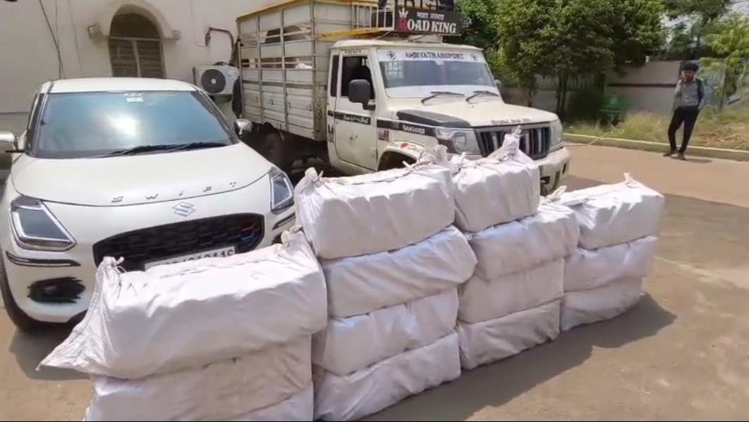 *धमतरी पुलिस की बड़ी कार्यवाही, ₹2.60 करोड़ के गांजे के साथ 5 तस्कर गिरफ्तार* 1 WhatsApp Image 2026 06 08 at 18.17.57