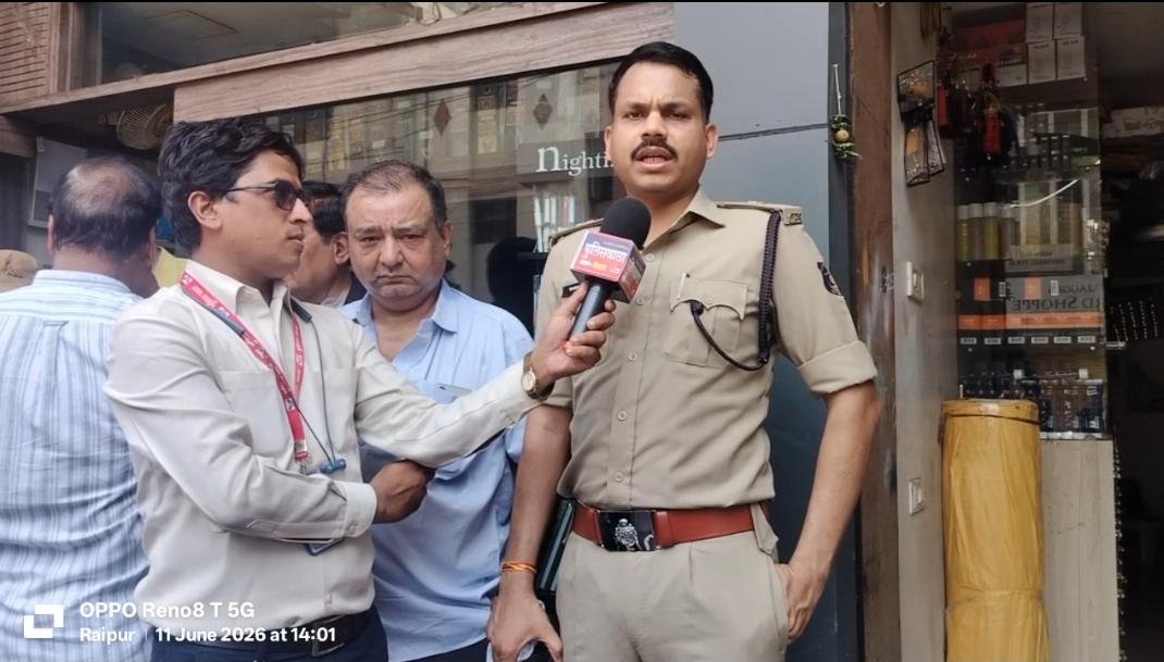*रायपुर में भीषण आग: मौदहापारा की ऑटोमोबाइल दुकान में मचा हड़कंप, पुलिस और फायर ब्रिगेड मौके पर* 1 WhatsApp Image 2026 06 11 at 15.12.15