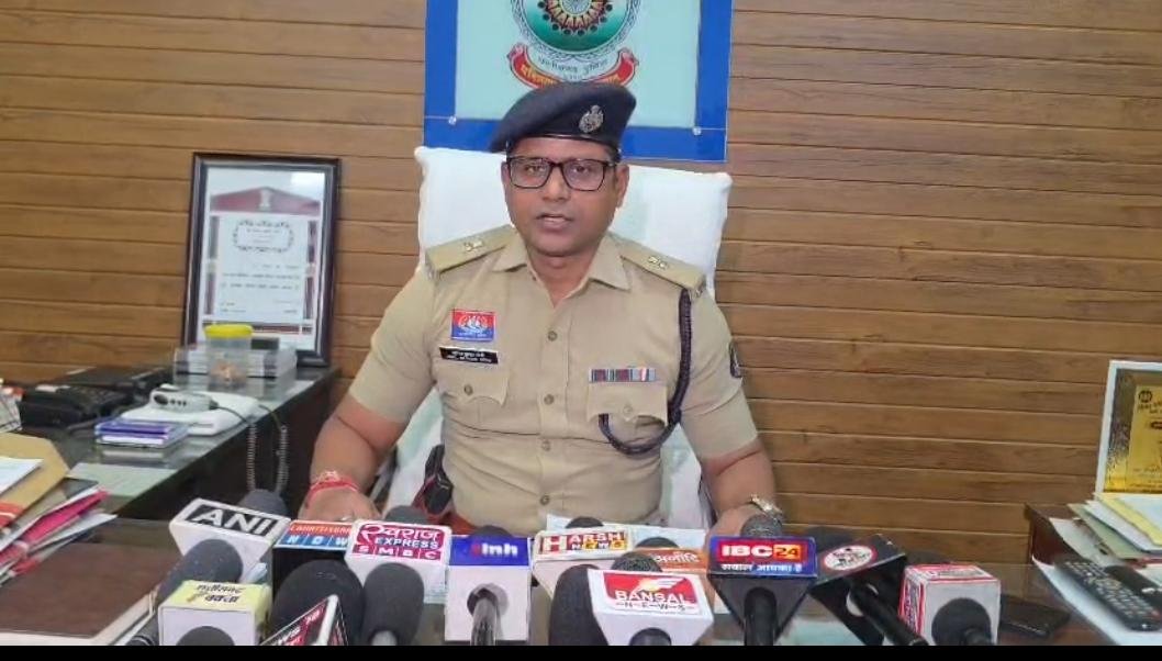 रायगढ़ में सेक्स रैकेट का भंडाफोड़: किराये के मकान में चल रहा था देह व्यापार, महिला दलाल समेत दो ग्राहक गिरफ्तार 2 WhatsApp Image 2026 06 12 at 17.43.42