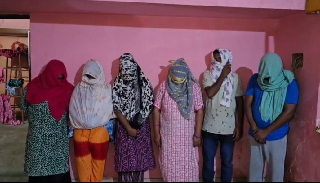 रायगढ़ में सेक्स रैकेट का भंडाफोड़: किराये के मकान में चल रहा था देह व्यापार, महिला दलाल समेत दो ग्राहक गिरफ्तार 1 WhatsApp Image 2026 06 12 at 17.43.43 1