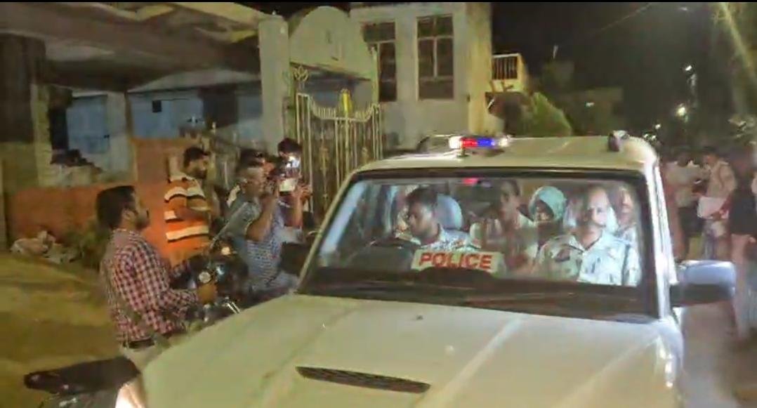 रायगढ़ में सेक्स रैकेट का भंडाफोड़: किराये के मकान में चल रहा था देह व्यापार, महिला दलाल समेत दो ग्राहक गिरफ्तार 3 WhatsApp Image 2026 06 12 at 17.43.43