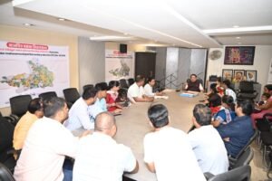 *बसना विधायक कार्यालय में जिला स्तरीय महिला सम्मेलन हेतु विशेष बैठक संपन्न, विधायक डॉ. संपत अग्रवाल ने रूपरेखा तैयार कर दिए आवश्यक निर्देश* 1 WhatsApp Image 2026 06 15 at 14.41.35 1