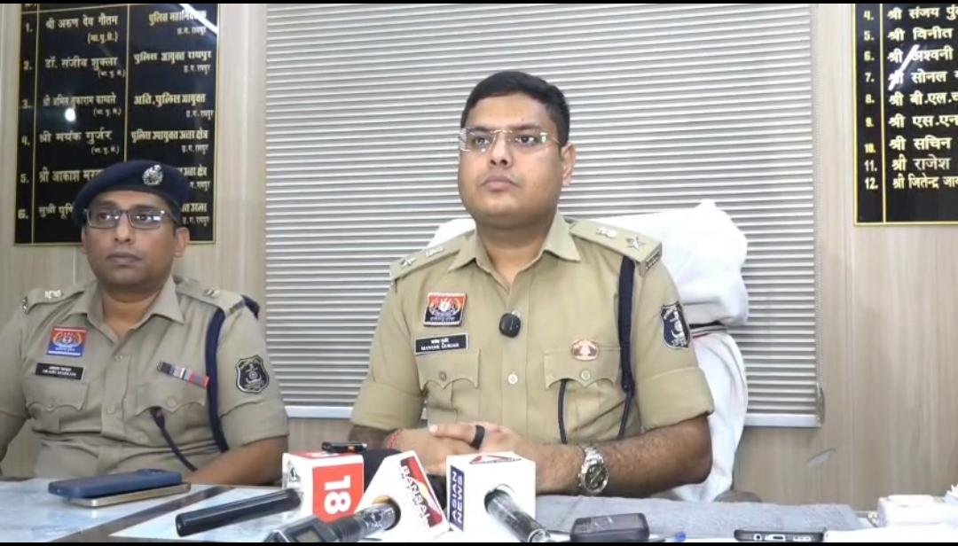 रायपुर पुलिस की बड़ी कार्रवाई: तीन थानों की घेराबंदी में 13 किलो से अधिक गांजे के साथ 4 तस्कर गिरफ्तार 1 WhatsApp Image 2026 06 17 at 18.34.57