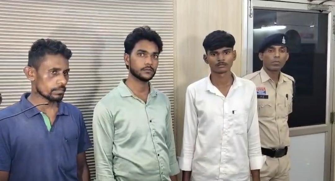 रायपुर पुलिस की बड़ी कार्रवाई: तीन थानों की घेराबंदी में 13 किलो से अधिक गांजे के साथ 4 तस्कर गिरफ्तार 2 WhatsApp Image 2026 06 17 at 18.34.58